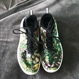 Floral Nike’s Sz. 7